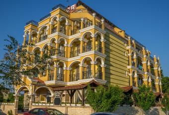 Hotel Luxor has Balcony rooms