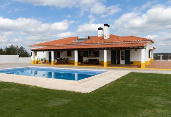 Vila do Outeiro has Balcony rooms