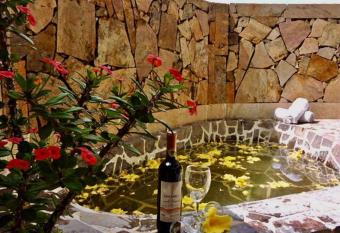 Eco Hostal Yuluka has rooms with a private hot tub