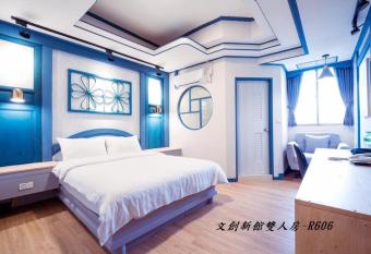 At Tainan Inn allows 18 year olds to book a room