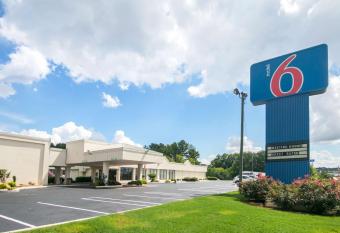 Motel 6 Conyers, GA has Smoking rooms