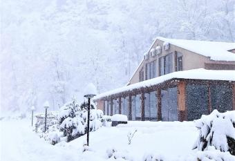 K  zkalesi Hotel & Restaurant allows 18 year olds to book a room