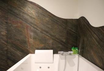 Les pi  ces du puzzle has rooms with a private hot tub