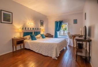 Hostellerie des C  dres allows 18 year olds to book a room