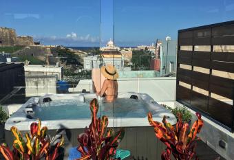 352 Guest House Hotel Boutique has Balcony rooms