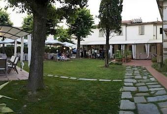 La Bussola Da Gino allows 18 year olds to book a room