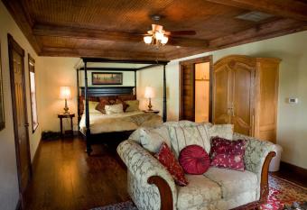 Bed & Breakfast on White Rock Creek has rooms with a private hot tub