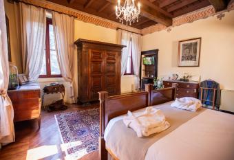 B & B Villa dell   Usignolo allows 18 year olds to book a room