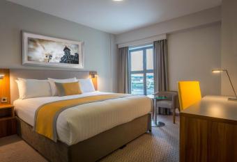Maldron Hotel & Leisure Centre Limerick allows 18 year olds to book a room