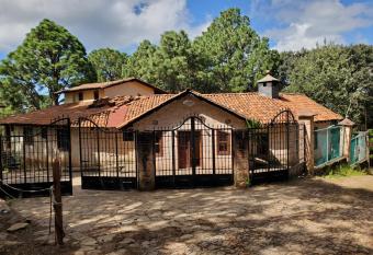 Caba  a DNellys Rosa con cancha de basquetbol allows 18 year olds to book a room