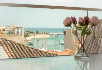 2as Merarchias 21, 5th Floor allows 18 year olds to book a room