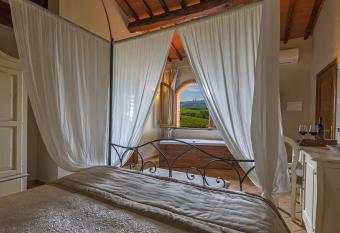 Mormoraia has rooms with a private hot tub