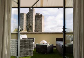 Trim Castle Hotel has Balcony rooms