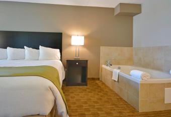 Best Western Pembroke Inn & Conference Centre has rooms with a private hot tub