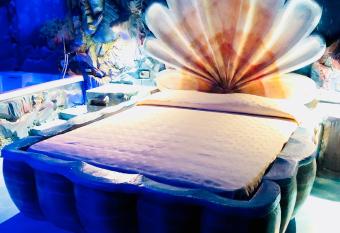 MagicSuite Guest House Roma Portuense has rooms with a private hot tub