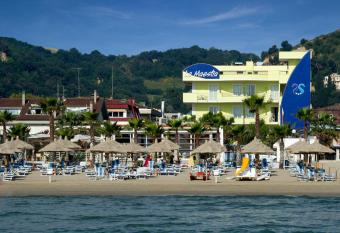 Hotel La Maestra has Balcony rooms
