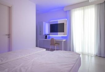 Unico Hotel Caorle has rooms with a private hot tub