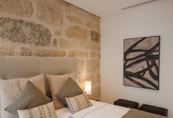 Porto Deluxe Suites allows 18 year olds to book a room