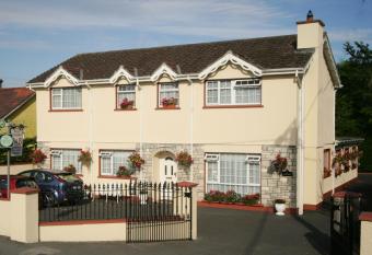 Seacourt Accommodation Tramore - Adult Only allows 18 year olds to book a room