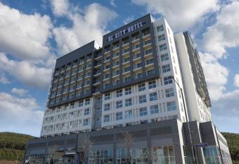 GL City Hotel Incheon Airport allows 18 year olds to book a room