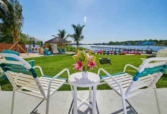The Bay Resort has Balcony rooms