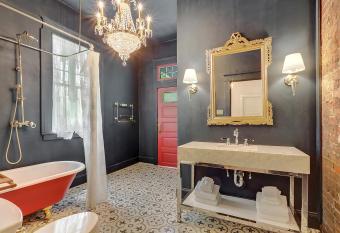 Elegant Renovated House With Relaxing Courtyard has Balcony rooms