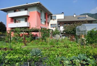 Agritur Bortolotti has Balcony rooms