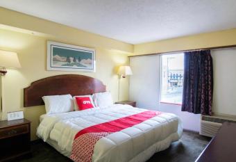 OYO Hotel Hutchinson Ks West 4th Ave has rooms with a private hot tub