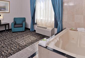 Holiday Inn Express & Suites Tacoma South - Lakewood By IHG has rooms with a private hot tub