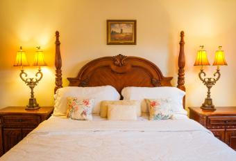 Chiltern Inn has rooms with a private hot tub