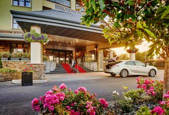 The Rose Hotel allows 18 year olds to book a room