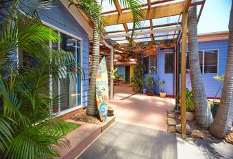 Ozzie Pozzie Backpackers - Port Macquarie YHA allows 18 year olds to book a room