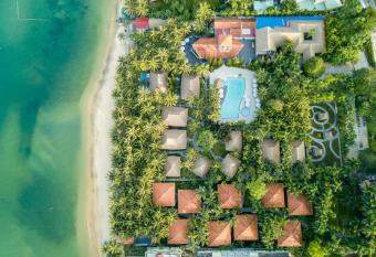 L Azure Resort and Spa has Balcony rooms