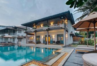 On The Rocks has Balcony rooms