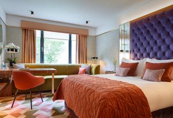 The Fitzwilliam Hotel allows 18 year olds to book a room