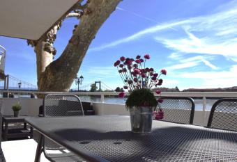 La B  tie - Terrasse avec Vue imprenable sur le Rh  ne, 3 chambres, 3 salles de bain allows 18 year olds to book a room