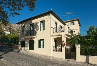 Elia Apartments Chrisso allows 18 year olds to book a room