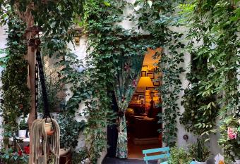 Casa de Hu  spedes Santa Maria allows 18 year olds to book a room