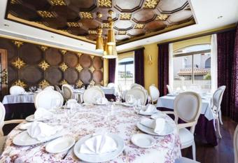 Hotel El Ancla allows 18 year olds to book a room