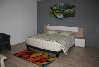 Les Chambres En Champagne has Balcony rooms