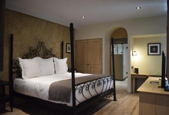 Hotel Bouquet (Adults Only) allows 18 year olds to book a room