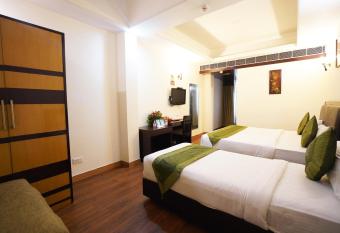 Airport Hotel Grand, New Delhi has rooms with a private hot tub