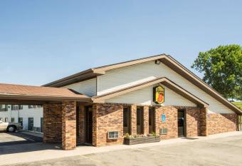 Super 8 by Wyndham Fergus Falls allows 18 year olds to book a room