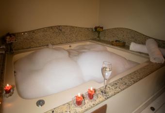 Pousada Vov   Carolina has rooms with a private hot tub