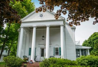 Anne's White Columns Inn has Balcony rooms