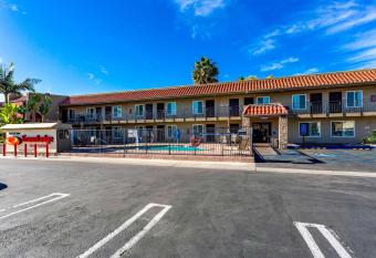Econo Lodge Inn & Suites Escondido Downtown allows 18 year olds to book a room