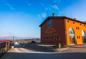 Agriturismo dei Grippi allows 18 year olds to book a room