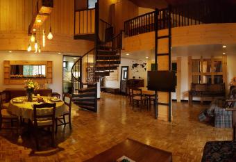 HOMESTAY DE MARQS - STYLISH and SPACIOUS 3 BEDROOM VACATION HOME has Balcony rooms