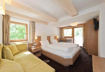 Gasthof Zur Sonne has Balcony rooms