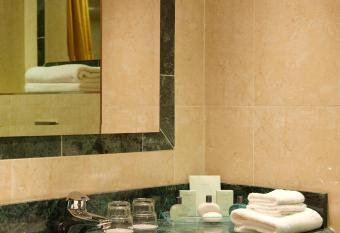 Killarney Plaza Hotel & Spa has rooms with a private hot tub